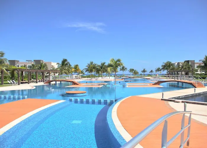 Tropical Living W Pool, Hot Tub & Gym